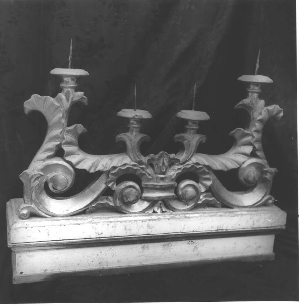 motivi decorativi vegetali/ motivi decorativi a volute (portacandele, serie) - bottega ligure (metà sec. XIX)