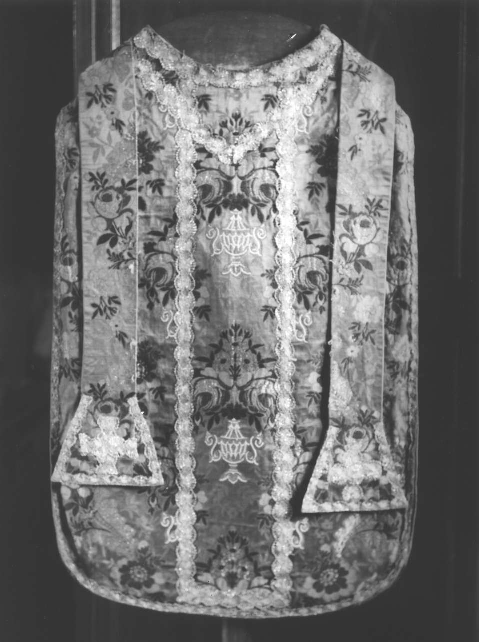 motivo decorativo floreale/ motivo decorativo: vaso (pianeta, elemento d'insieme) - bottega ligure (sec. XIX)