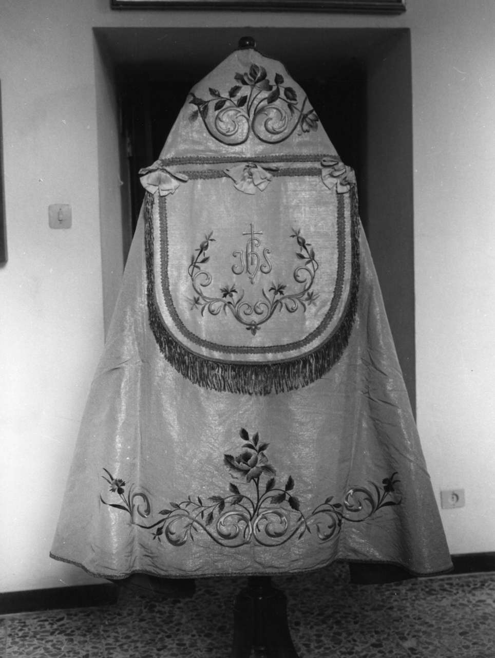 monogramma cristologico/ motivi decorativi vegetali (piviale, opera isolata) - manifattura ligure (sec. XIX)