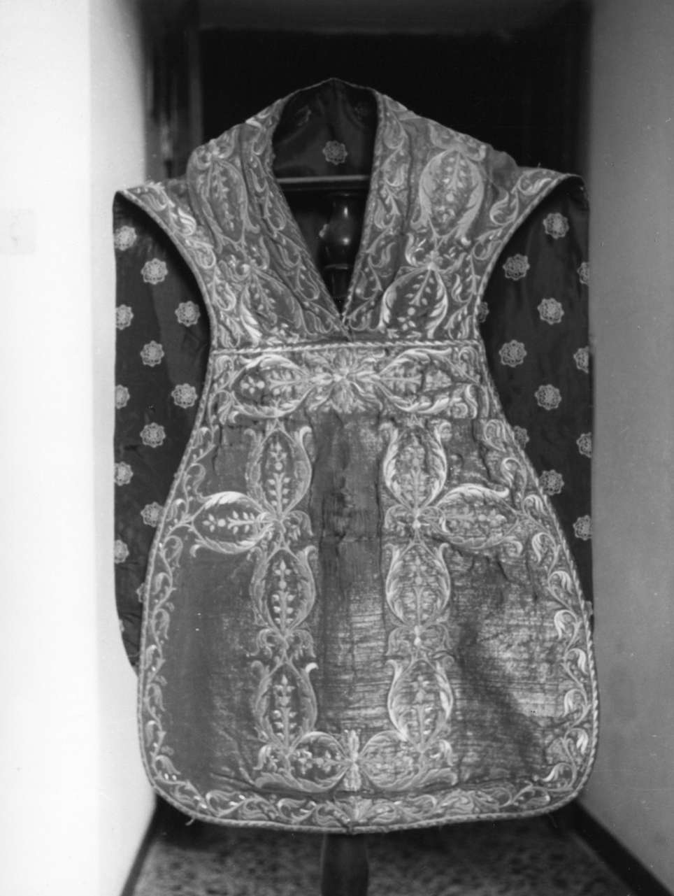 motivi decorativi a volute (pianeta, opera isolata) - manifattura ligure (sec. XIX)