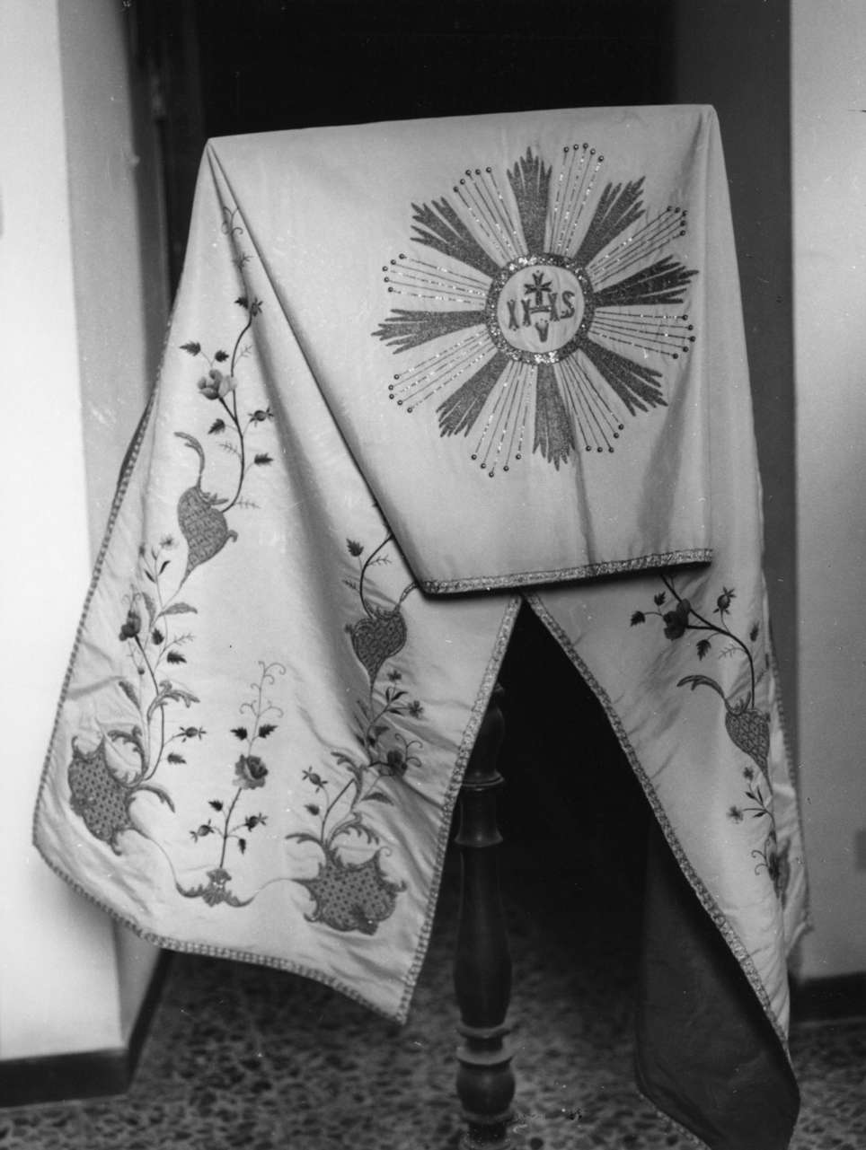 monogramma cristologico (velo omerale, opera isolata) - manifattura ligure (sec. XIX)