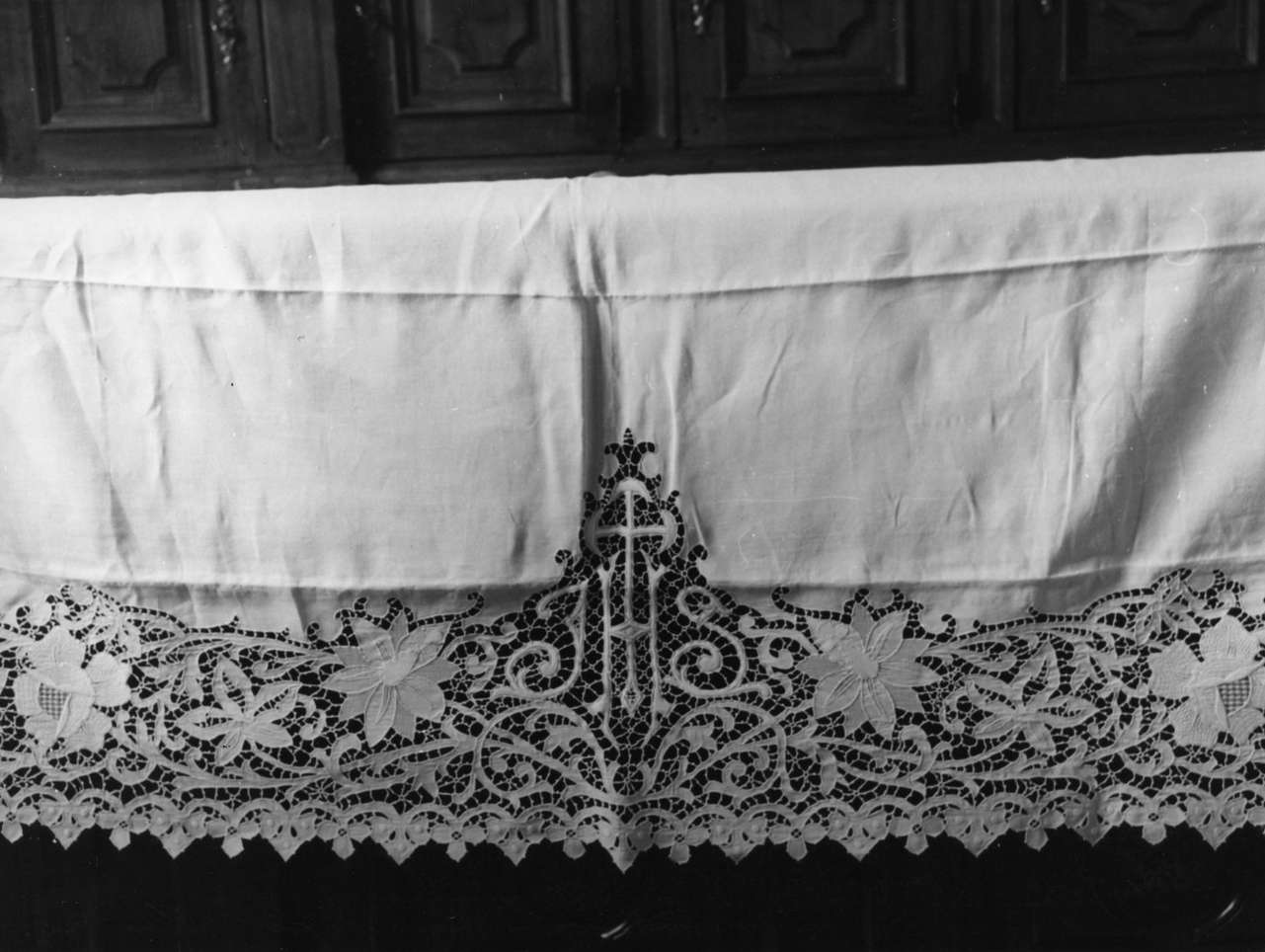 monogramma cristologico (tovaglia d'altare, serie) - manifattura ligure (inizio sec. XX)