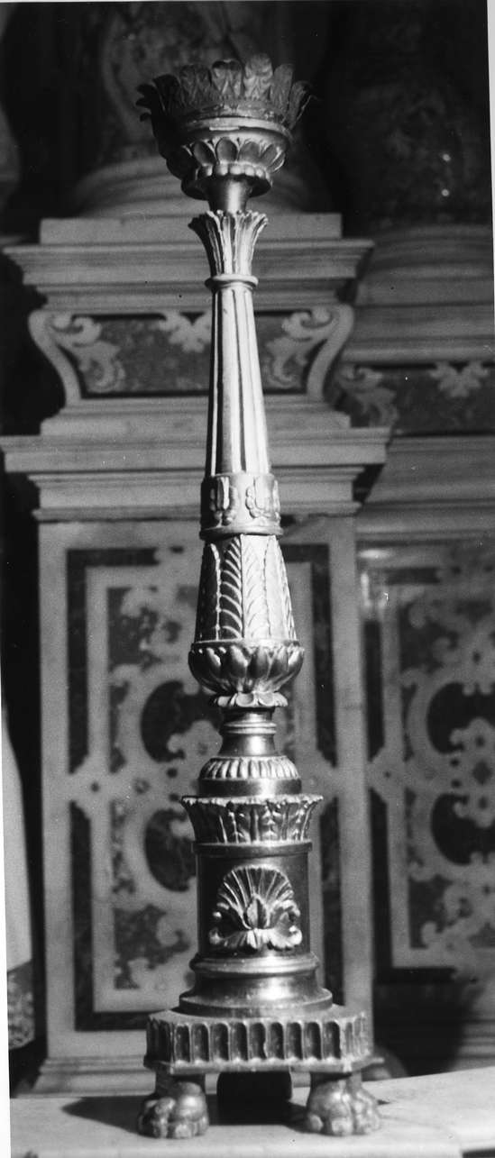 motivi decorativi vegetali a palmetta/ conchiglia (candeliere, serie) - ambito italiano (sec. XIX)