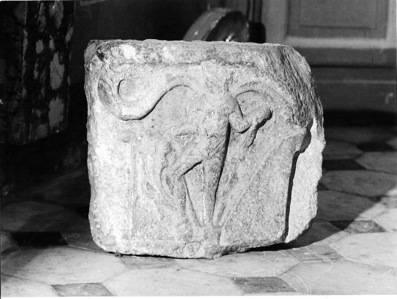figura antropomorfa (capitello, frammento) - ambito ligure-toscano (secc. XII/ XIII)