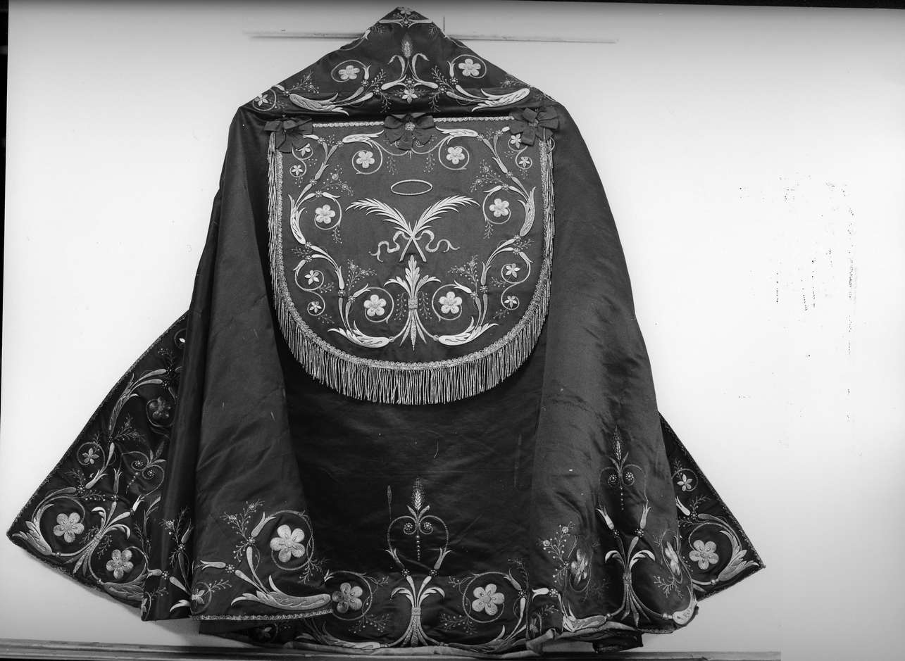 motivi decorativi a girali/ motivi floreali (piviale, elemento d'insieme) - bottega ligure (sec. XX)