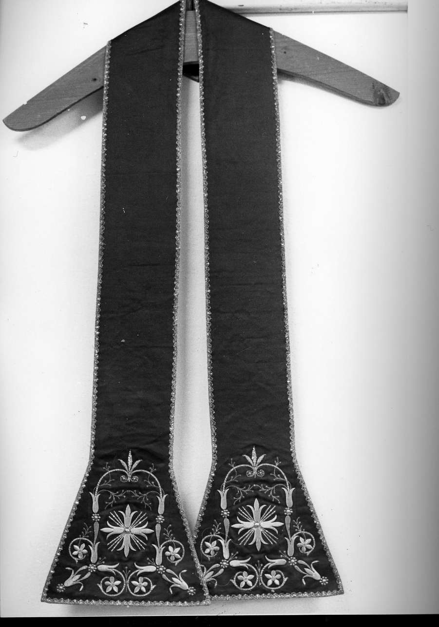 motivi decorativi a girali/ motivi floreali (stola, elemento d'insieme) - bottega ligure (sec. XX)