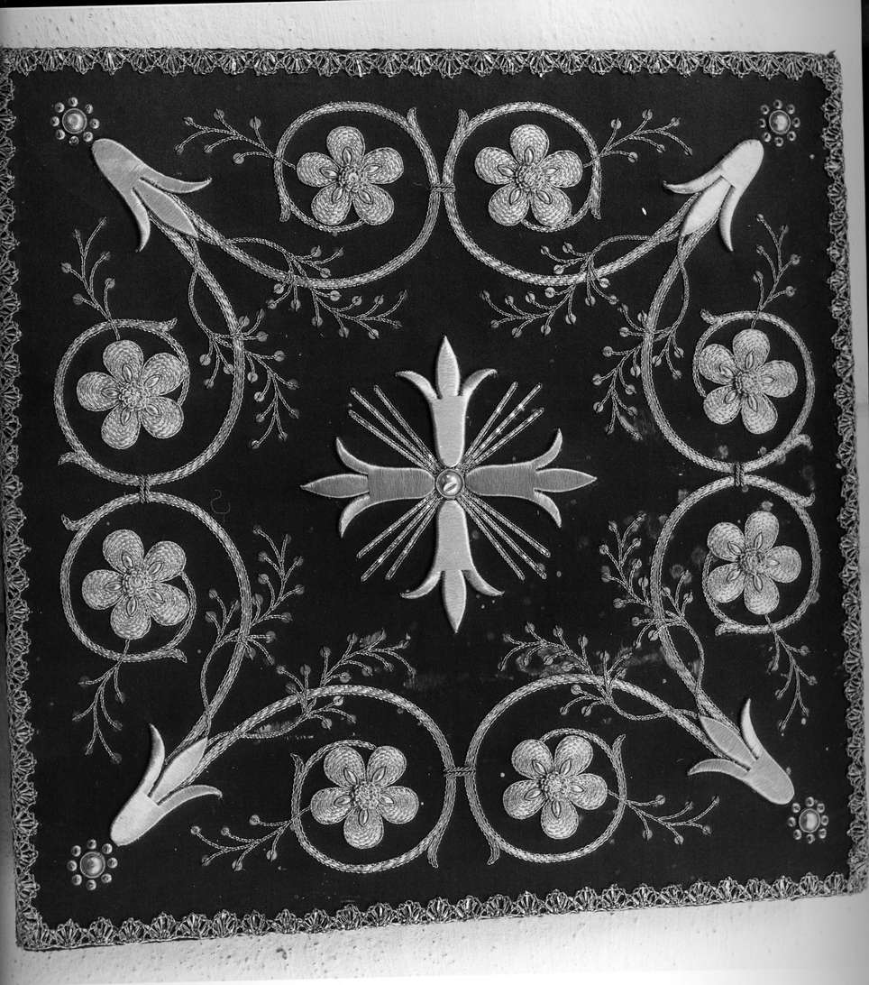 motivi decorativi a girali/ motivi floreali (borsa del corporale, elemento d'insieme) - bottega ligure (sec. XX)