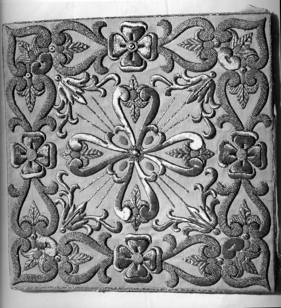 motivi decorativi a girali/ motivi decorativi floreali (borsa del corporale, elemento d'insieme) - bottega ligure (seconda metà sec. XIX)