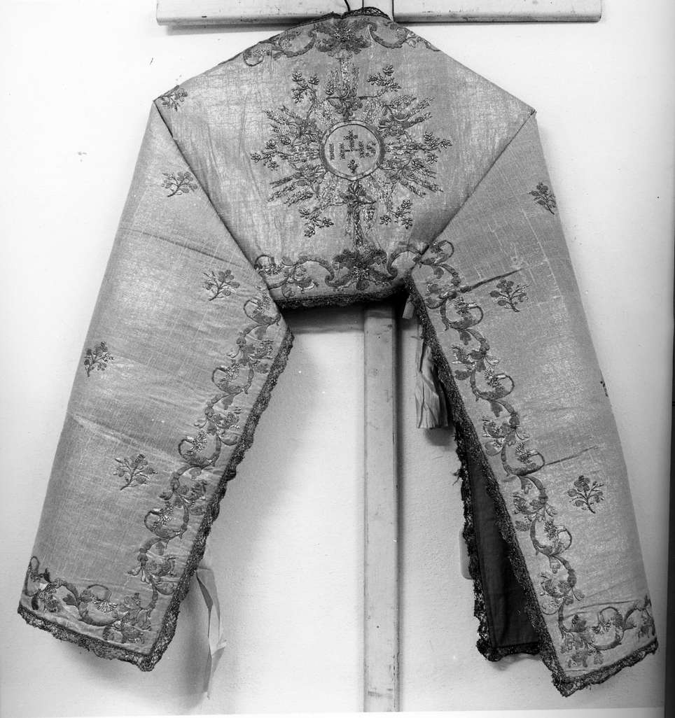 motivi decorativi vegetali/ monogramma cristologico (velo omerale, opera isolata) - bottega ligure (sec. XIX)