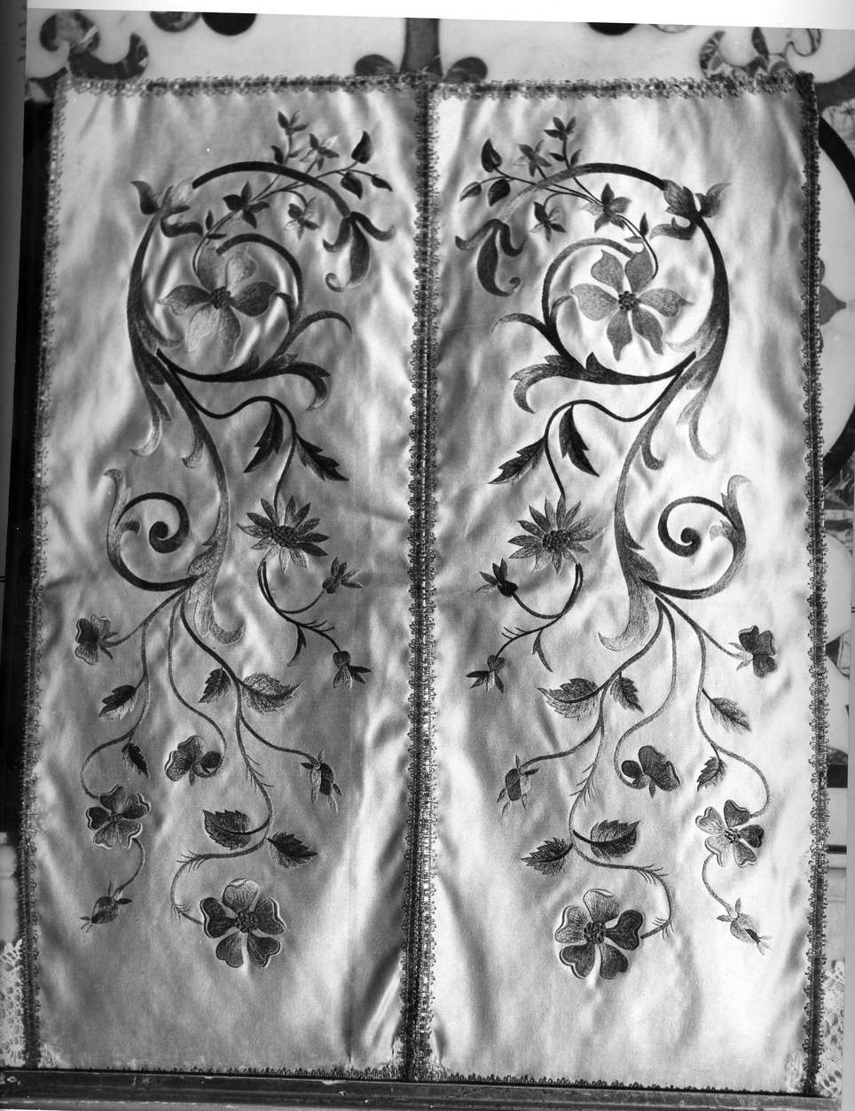 motivi decorativi floreali (tendina, opera isolata) - bottega ligure (fine/inizio secc. XIX/ XX)