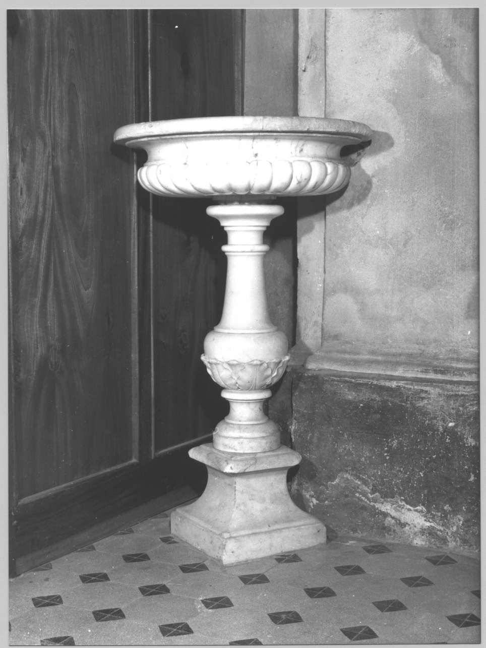 motivo decorativo fitomorfo (acquasantiera, serie) - bottega ligure (sec. XVII)