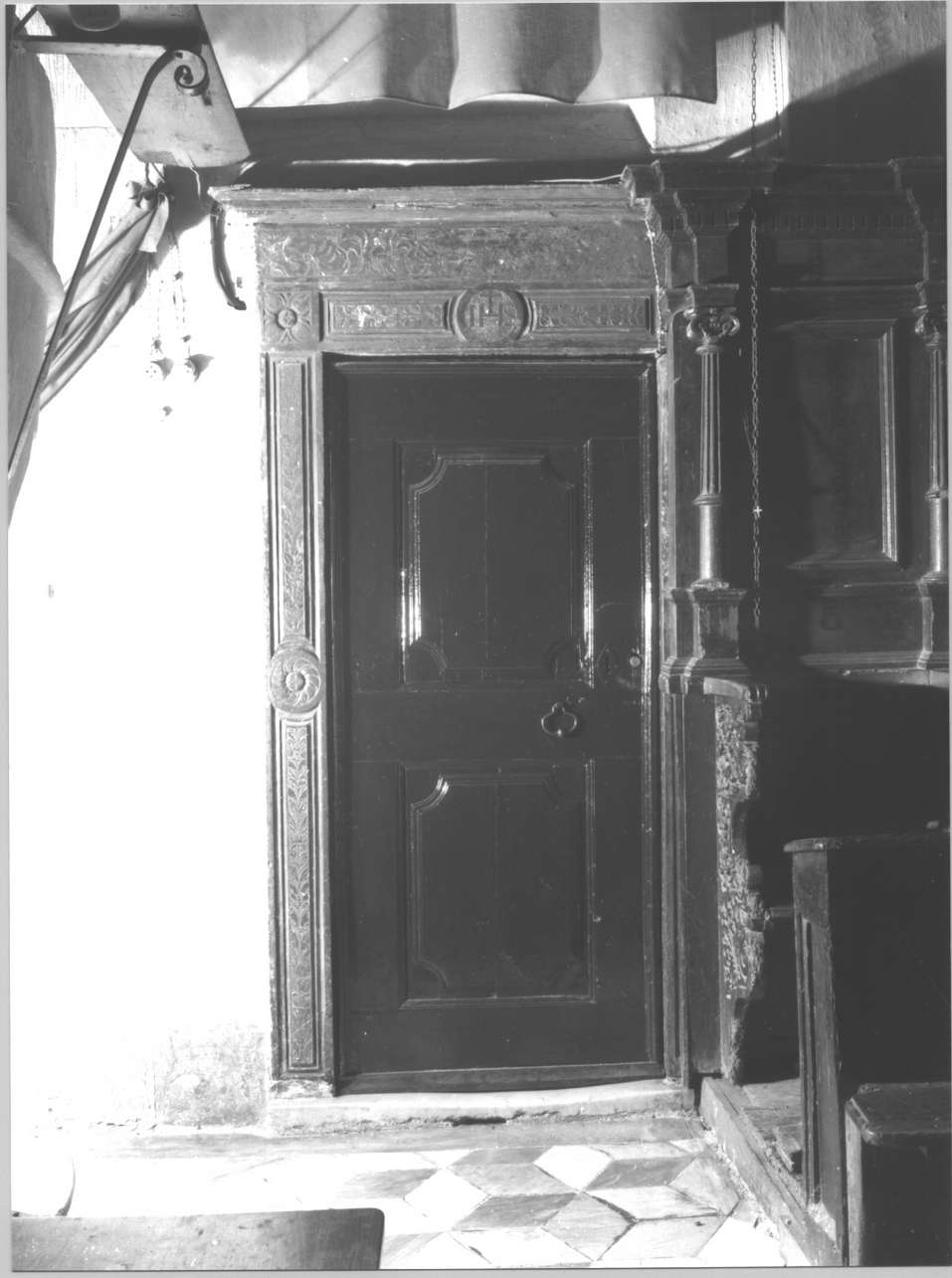 porta, elemento d'insieme - bottega italiana (sec. XVII)