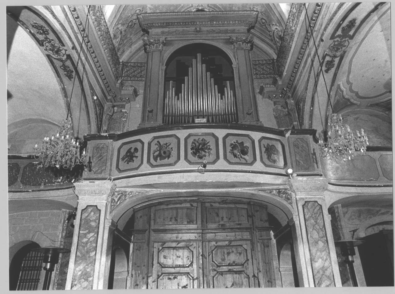 Motivi decorativi floreali/ strumenti musicali/ fiori (tribuna d'organo, opera isolata) - bottega ligure (sec. XIX)