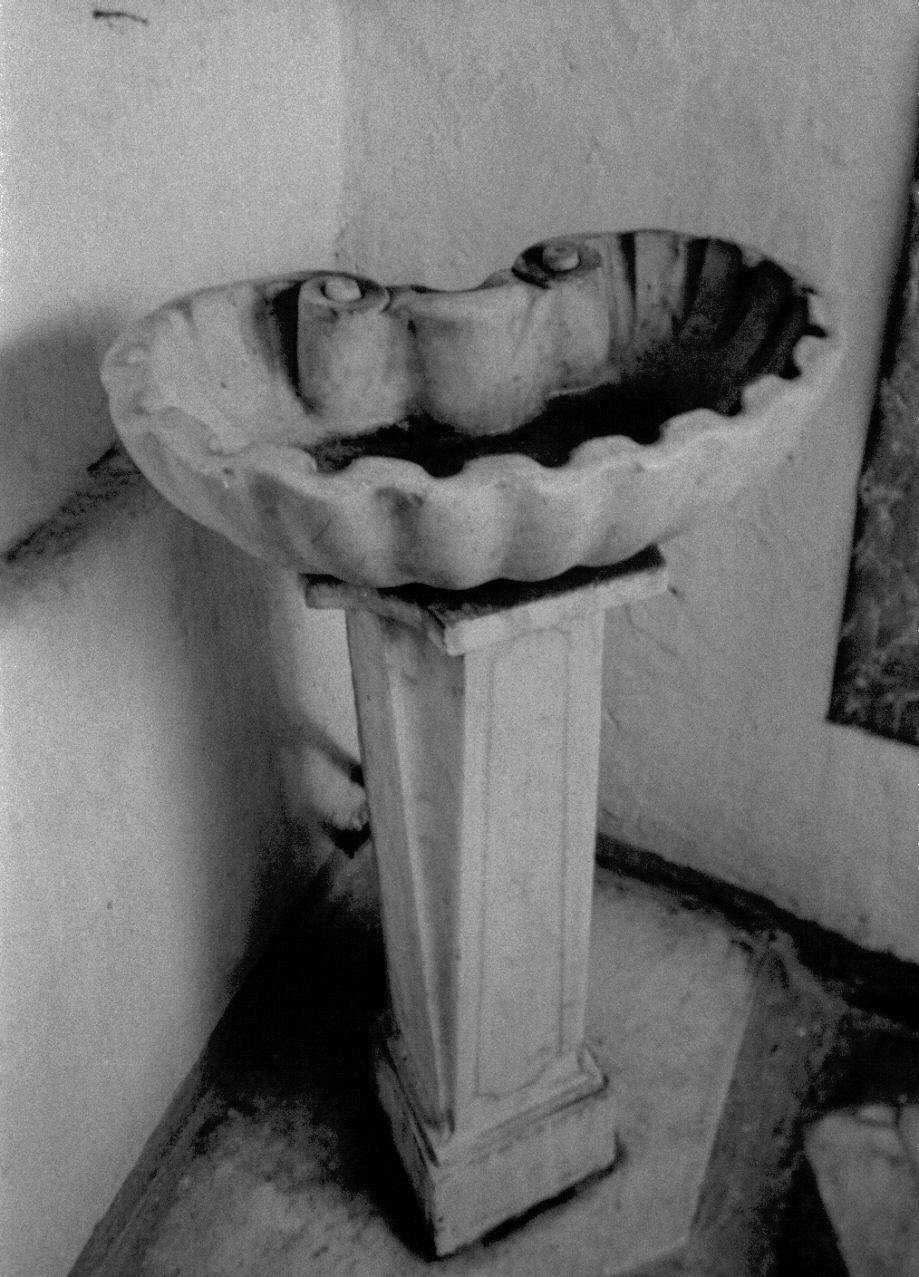 acquasantiera - a fusto, opera isolata - bottega genovese (inizio, prima metà sec. XVII, sec. XVIII)