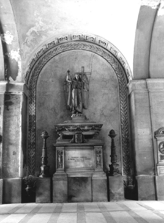 angelo con simboli della passione: croce (monumento funebre, opera isolata) di Cevasco Giovanni Battista (sec. XIX)