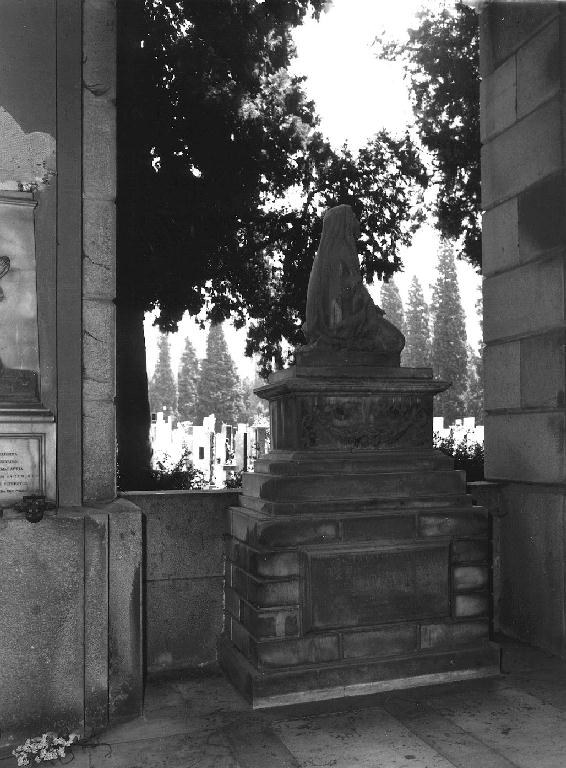 figura femminile inginocchiata (monumento funebre, opera isolata) di Rubatto Carlo (sec. XIX)