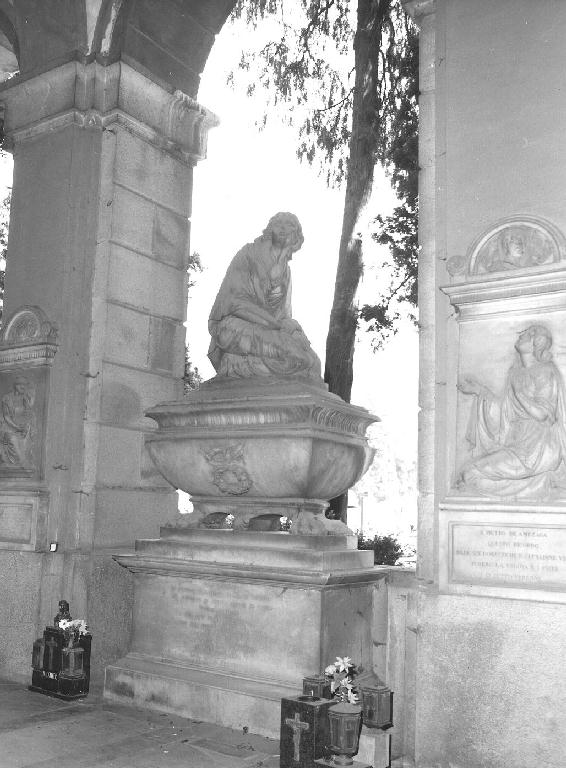 figura femminile inginocchiata (sarcofago, opera isolata) di Origone Giovanni Battista (sec. XIX)