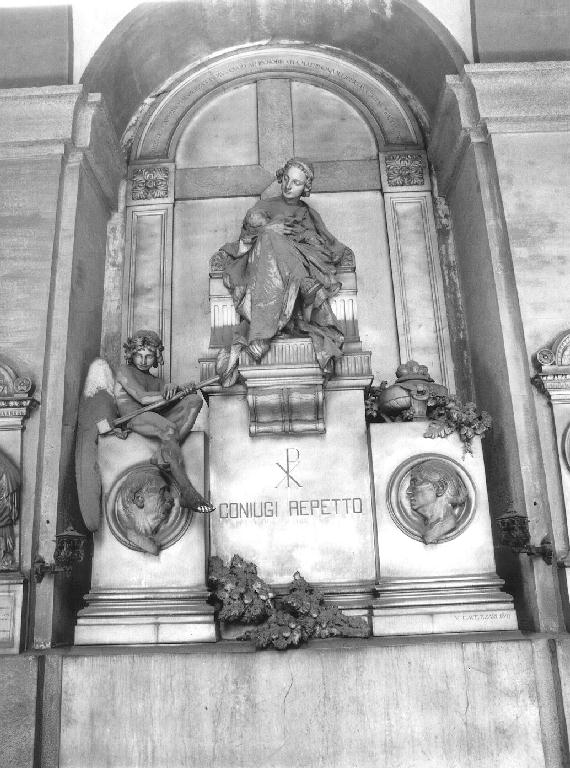 giovane madre con infante (monumento funebre, opera isolata) di Lavezzari Vittorio (fine, primo quarto sec. XIX, sec. XX)