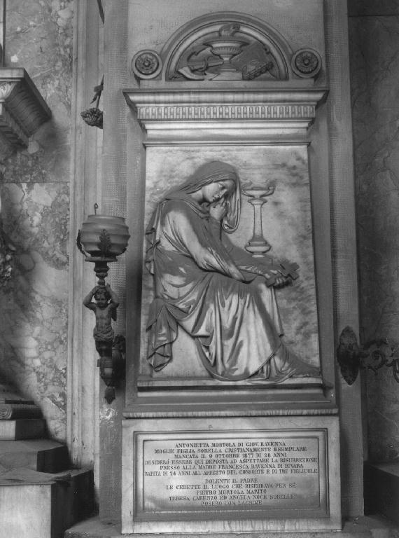 figura femminile seduta (monumento funebre - a edicola, opera isolata) di Molinari Giuseppe (sec. XIX)