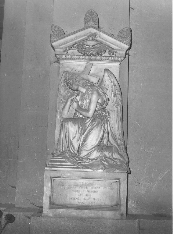 angelo con simboli della passione: croce (monumento funebre, opera isolata) di Benetti Giuseppe (sec. XIX)