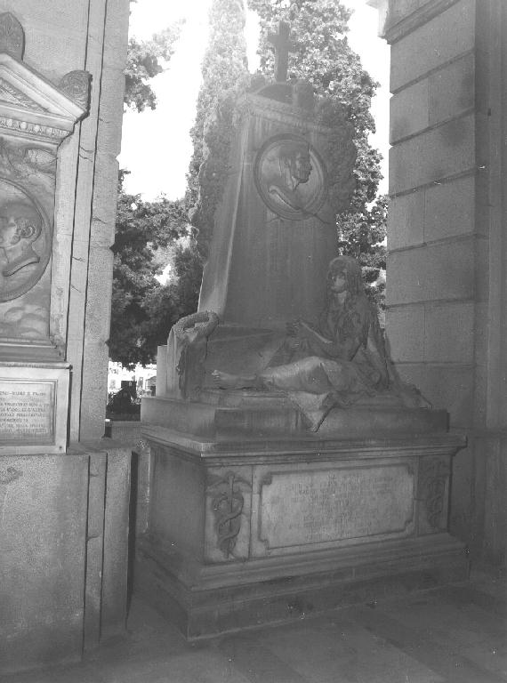 figura femminile dolente (monumento funebre, opera isolata) di Benetti Giuseppe (sec. XIX)