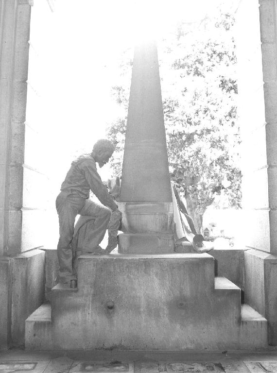 MARINAIO AI PIEDI DI UN OBELISCO (monumento funebre, opera isolata) di Rota Antonio (sec. XIX)