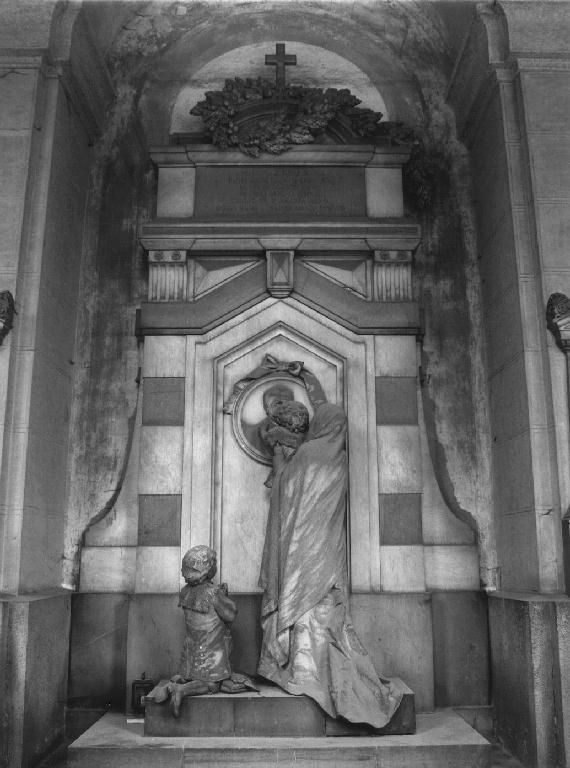 giovane madre con infante (monumento funebre, opera isolata) di Benetti Giuseppe (sec. XIX)