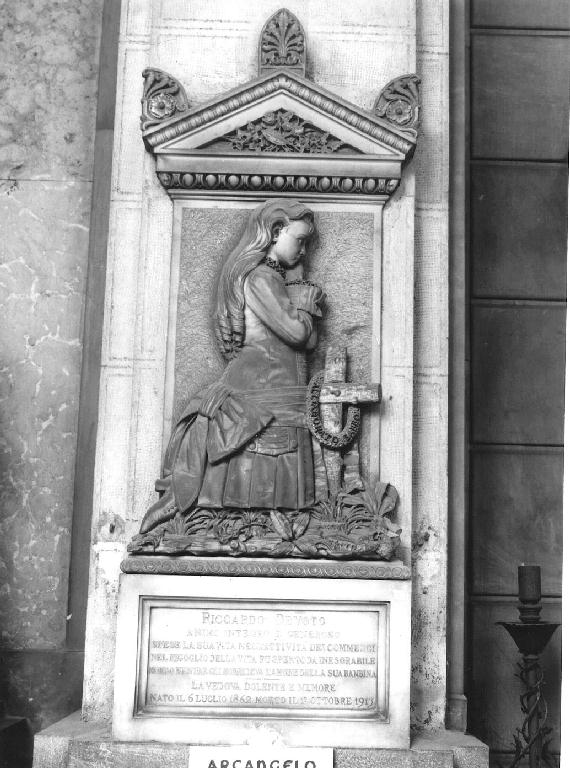 figura femminile inginocchiata (monumento funebre - a edicola, opera isolata) di Moreno Giacomo (sec. XIX)