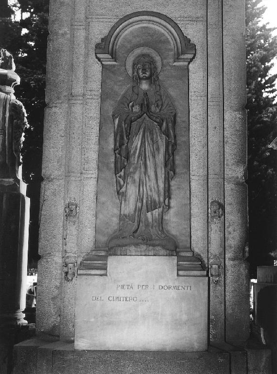 Madonna orante (monumento funebre, opera isolata) di Grassi Domenico (fine/inizio secc. XIX/ XX)