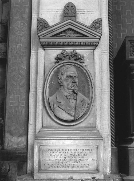 ritratto d'uomo (monumento funebre - a edicola, opera isolata) di Saccomanno Santo (sec. XIX)