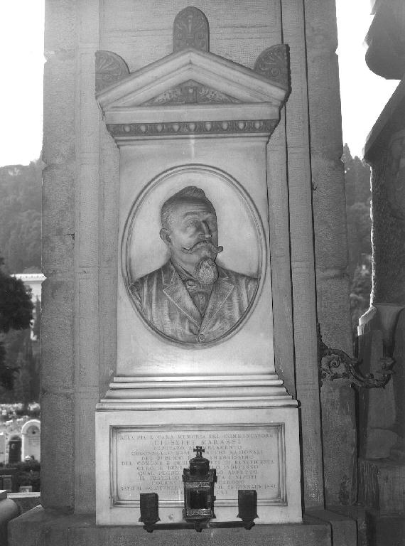 ritratto d'uomo (monumento funebre - a edicola, opera isolata) di Canessa Achille (sec. XIX)