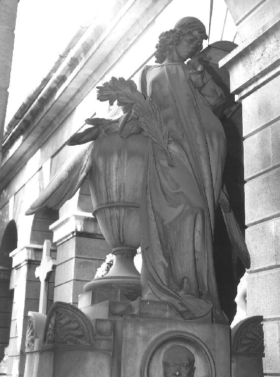 angelo con fascio di palme (monumento funebre, opera isolata) di Noris Amedeo (sec. XX)