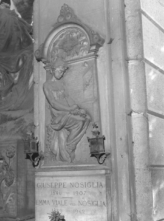 figura femminile seduta (monumento funebre - a edicola, opera isolata) di Gichero Luigi (sec. XX)
