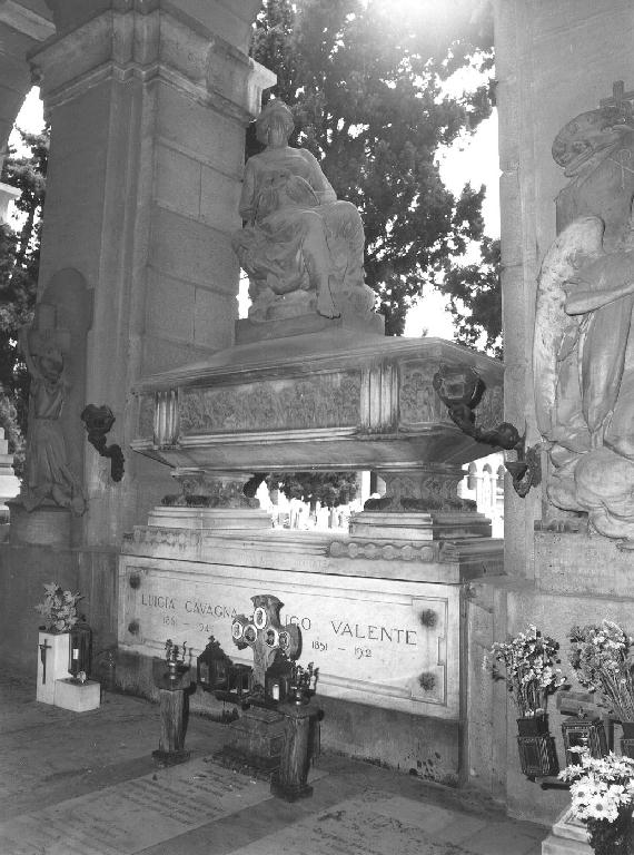 figura allegorica femminile (monumento funebre, opera isolata) di Gichero Luigi (sec. XX)