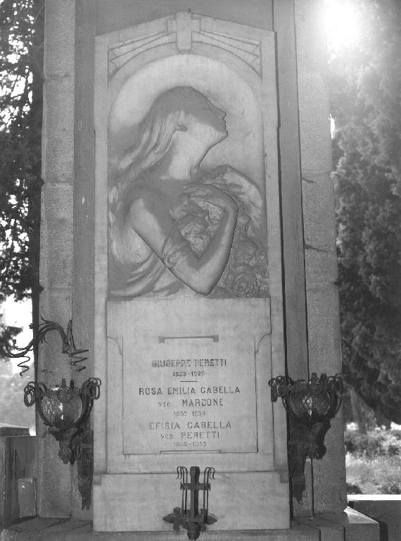 figura femminile con gigli (monumento funebre, opera isolata) di Noris Amedeo (sec. XX)