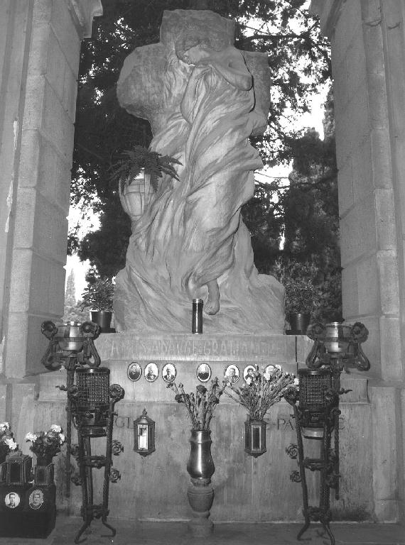 figura femminile panneggiata (monumento funebre, opera isolata) di Pasciuti Giacinto (sec. XX)