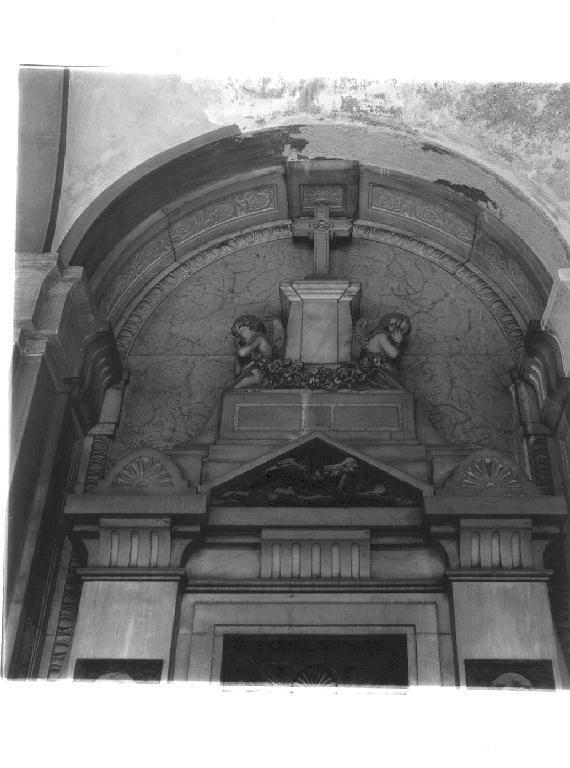 angeli con ghirlande di fiori (monumento funebre, opera isolata) di Benetti Giuseppe (inizio sec. XX)