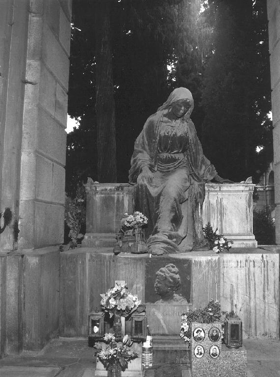 figura femminile seduta (monumento funebre, opera isolata) di Canonica Pietro (sec. XIX)