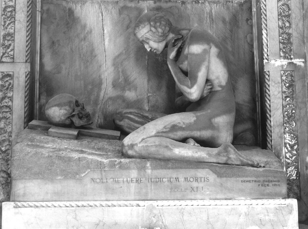 FIGURA FEMMINILE CHE MEDITA INGINOCCHIATA DAVANTI AD UN TESCHIO (monumento funebre, opera isolata) di Paernio Demetrio (primo quarto sec. XX)