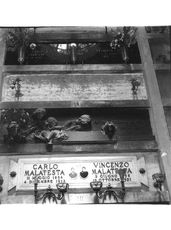 compianto sul sepolcro di Cristo (monumento funebre, opera isolata) di Pasciuti Giacinto (inizio sec. XX)