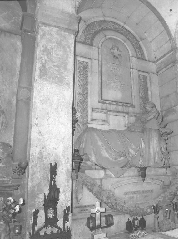 figura femminile dolente (monumento funebre, opera isolata) di Orengo Luigi (sec. XX)