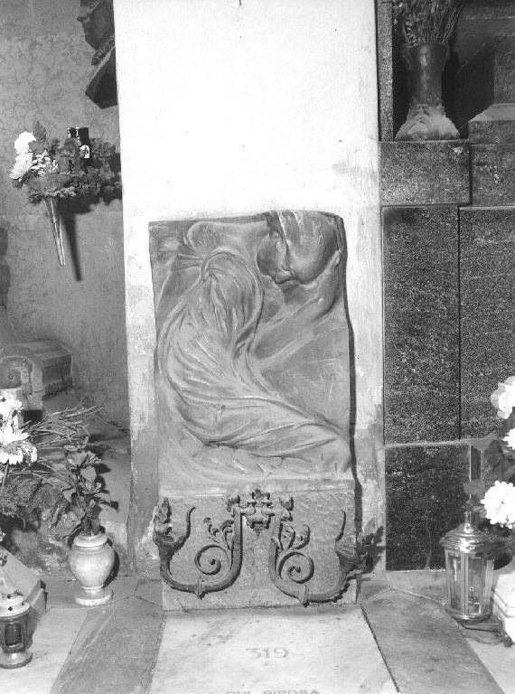 figura femminile dolente (monumento funebre, opera isolata) - bottega genovese (primo quarto sec. XX)