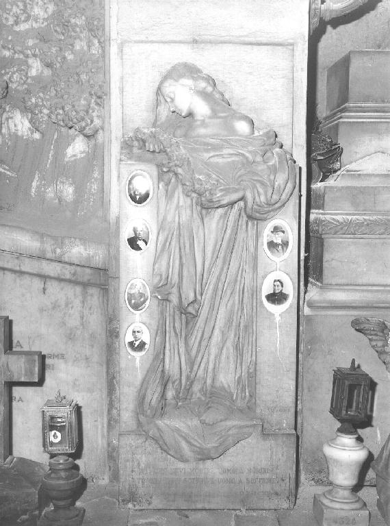 figura femminile panneggiata (monumento funebre, opera isolata) di Agrone Mario (primo quarto sec. XX)