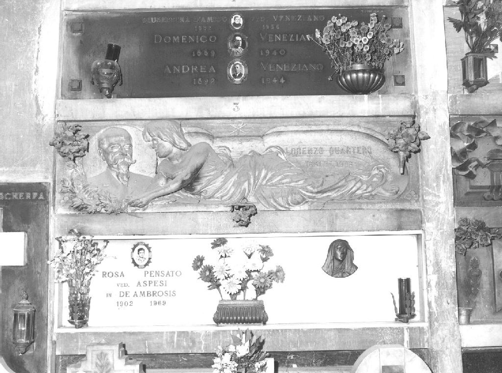 FIGURA FEMMINILE CON BUSTO DEL DEFUNTO (monumento funebre, opera isolata) di Bacigalupo Pietro (sec. XX)
