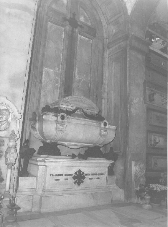 festone con fiori (sarcofago, opera isolata) di Lavarello Pietro, Torsegno (primo quarto sec. XX)
