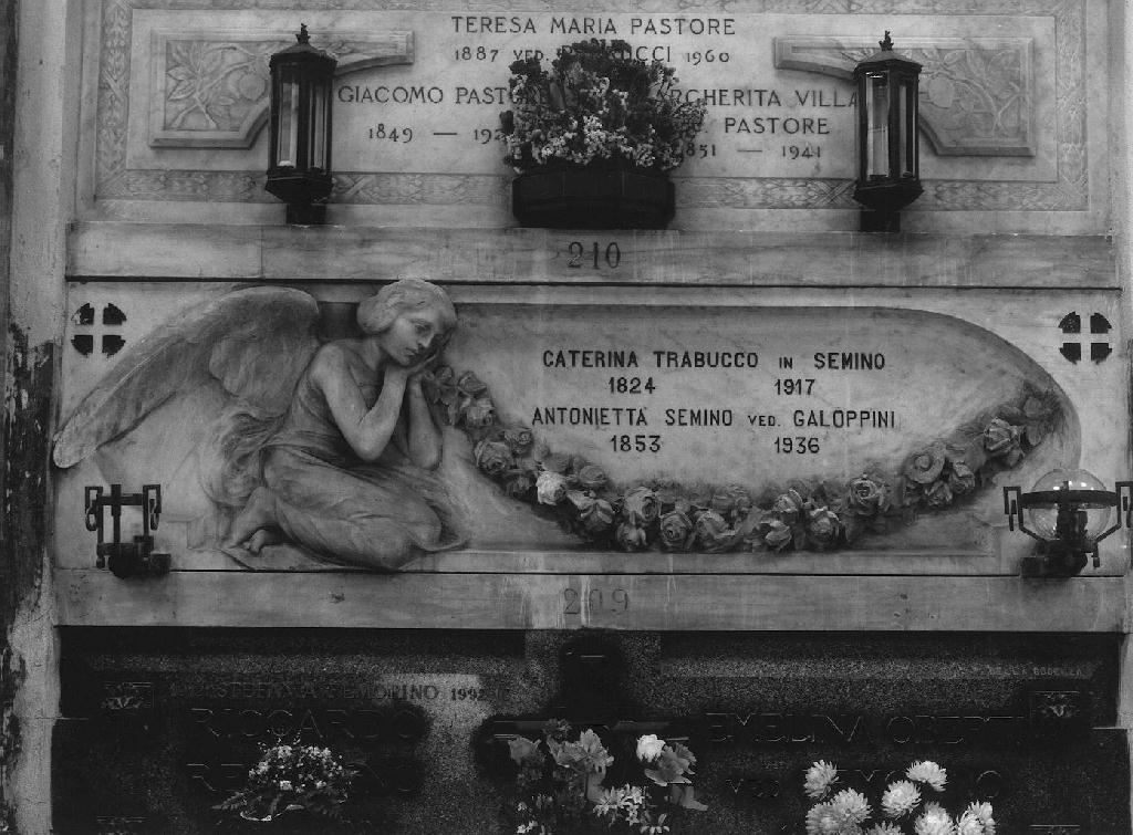 angelo con ghirlanda (monumento funebre, opera isolata) di Bacigalupo Pietro (sec. XX)