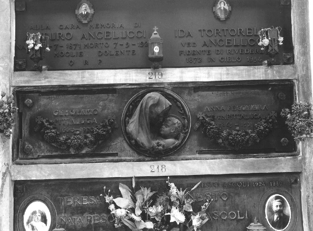 Madonna con Bambino (monumento funebre, opera isolata) di Olivari Gaetano (sec. XX)