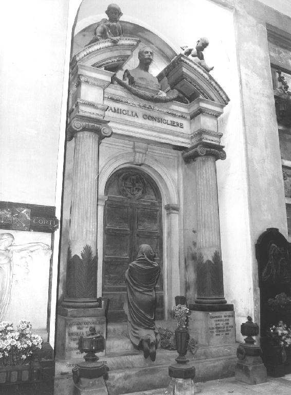 figura femminile inginocchiata (monumento funebre, opera isolata) di Orengo Luigi (secondo quarto sec. XX)