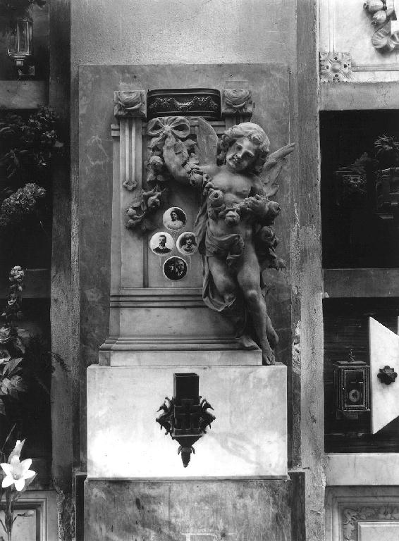 angelo con ghirlanda (monumento funebre, opera isolata) di Pessina Enrico (sec. XX)