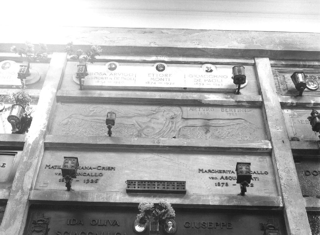 figura femminile panneggiata (monumento funebre, opera isolata) - ambito ligure (sec. XX)